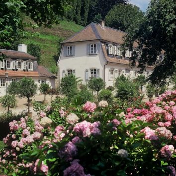 Blumen vor dem Damenbau des Fürstenlagers