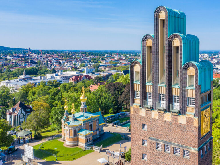 Drohnenaufnahme des Fünffingerturms in Darmstadt. Im Hintergrund die Mathildenhöhe mit russischer Kapelle. Blick auf Teile Darmstadts runter
