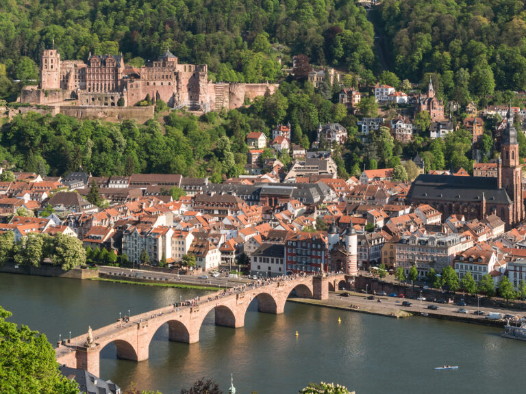 Blick auf den Neckar mit der alten Brücke, der Altstadt und dem Heidelberger Schloss