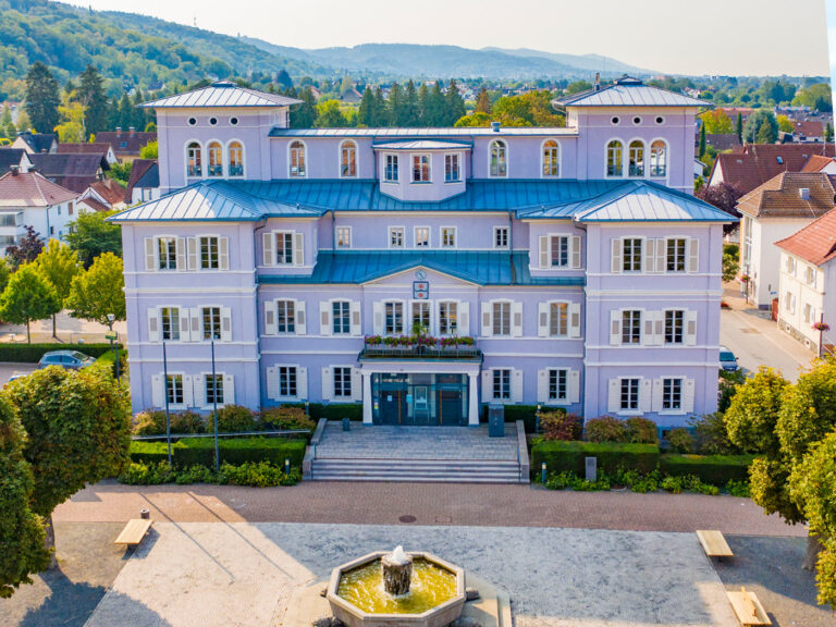 Drohnenaufhame der Vorderseite des Rothschildschlosses in Hemsbach. Sonniges Wetter