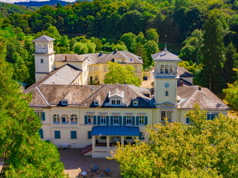Sonnige Drohnenaufnahme des Schloss Heiligenberg in Seeheim-Jugenheim.