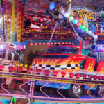 Ausschnitt eines sehr bunten Jahrmarktskarussel