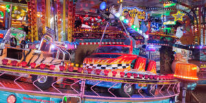 Ausschnitt eines sehr bunten Jahrmarktskarussel