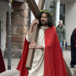 Laiendarsteller spielen die Karfreitagsprozession in der Bensheimer Fußgängerzone