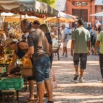 Viele Menschen tummeln sich auf dem Weinheimer Marktplatz. Es ist schönes Wetter und die Atmosphäre ist freundlich und entspannt.