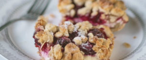 Stücke von Zwetschgenkuchen liegen auf einem Dessertteller